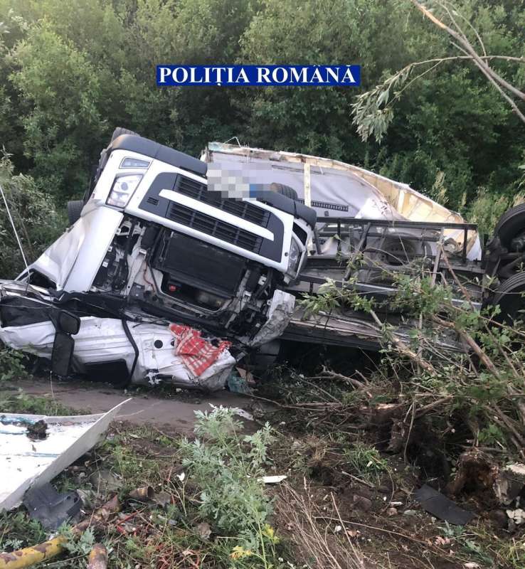 20 de tone de ciocolată au ajuns în râul Olt în urma unui accident rutier