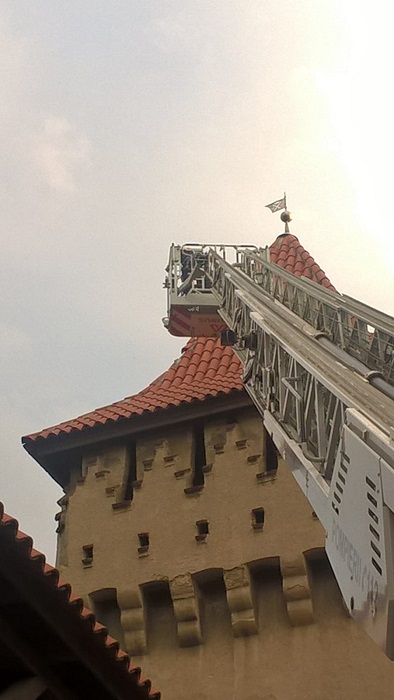 Elemente din acoperișul Turnului Olarilor, un pericol pentru trecători