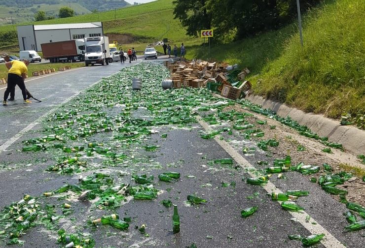 VIDEO DN 14, inundat cu bere, în zona Târnava – Copșa. Trafic blocat total