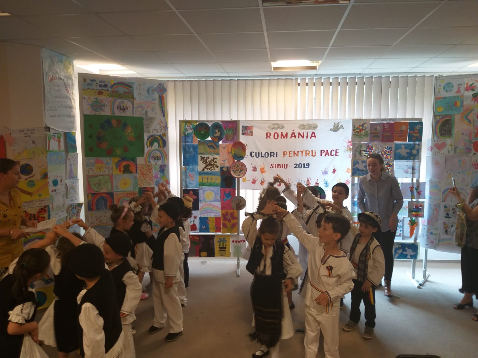 Video/ Moartea a peste 600 de copii și femei a dus la crearea celui mai amplu proiect pentru Pace. Sibiul face parte din el