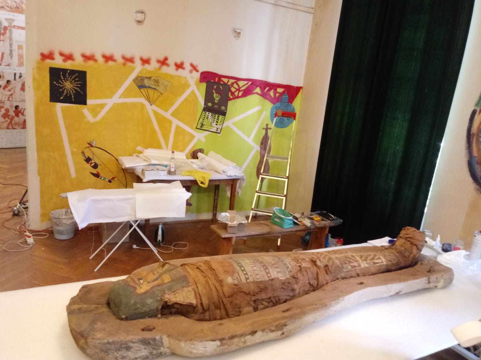 Mumia egipteană de la Muzeul „Franz Binder”, transferată în depozitele Centrului ASTRA pentru Patrimoniu