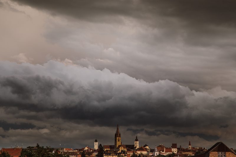 Cod portocaliu de vijelii, furtuni și grindină în Sibiu