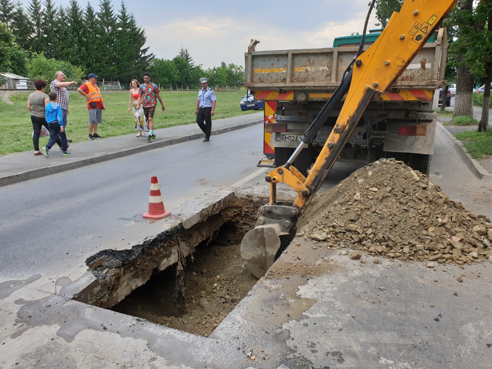 FOTO/ Strada Maramureșului s-a surpat în urma ploilor. Trafic deviat