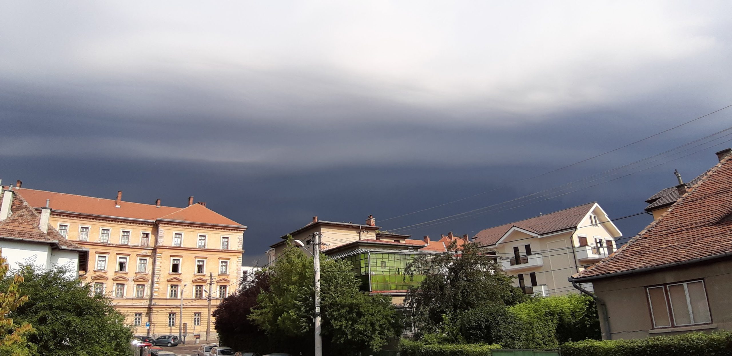FOTO/VIDEO: Grindină și descărcări eletrice în Sibiu. Cod galben până mâine dimineață