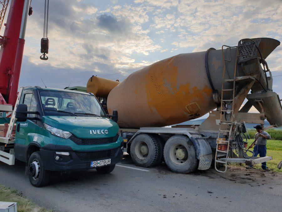 Drumul dintre Cristian și Orlat, blocat din cauza unei betoniere răsturnate