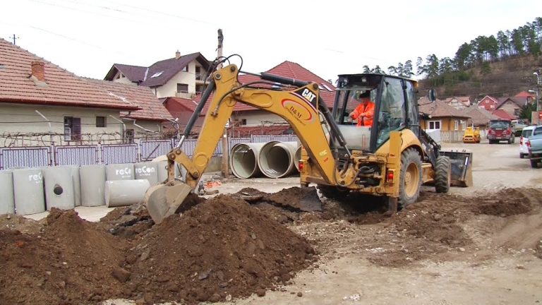 A început turnarea covorului asfaltic pe străzile din cartierul Moșnei