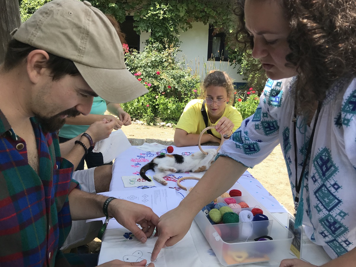 Tainele broderiei și ale artei populare, deslușite în Muzeul din Dumbrava Sibiului