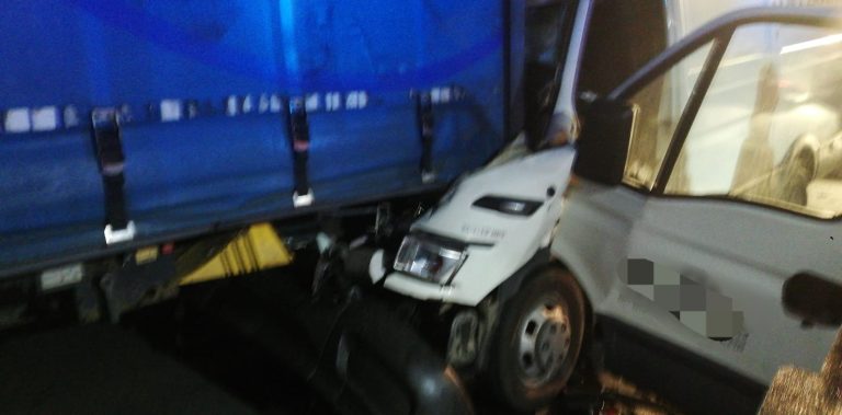 FOTO – Două persoane rănite după un impact violent între un microbuz și un TIR