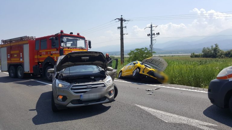 FOTO – Accident pe DN1. Fetiță de șapte ani, transportată la spital