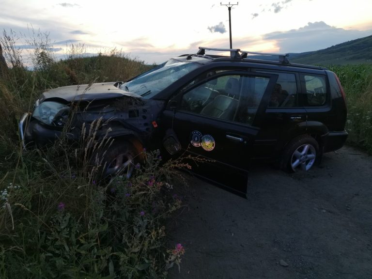 FOTO – Trei persoane rănite după ce un autoturism s-a răsturnat la Daia