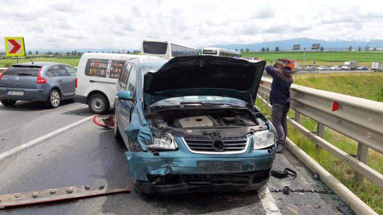FOTO – Cinci persoane implicate într-un accident rutier la ieșirea din Sibiu spre Ocna