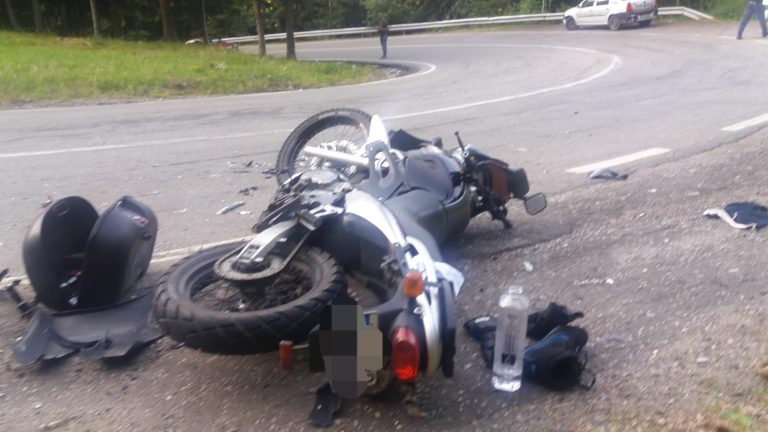 FOTO – Doi motocicliști răniți pe Transfăgărășan de o conducătoare auto