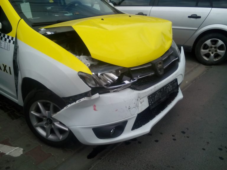 Medieșean rănit în urma unui accident rutier între două taxiuri