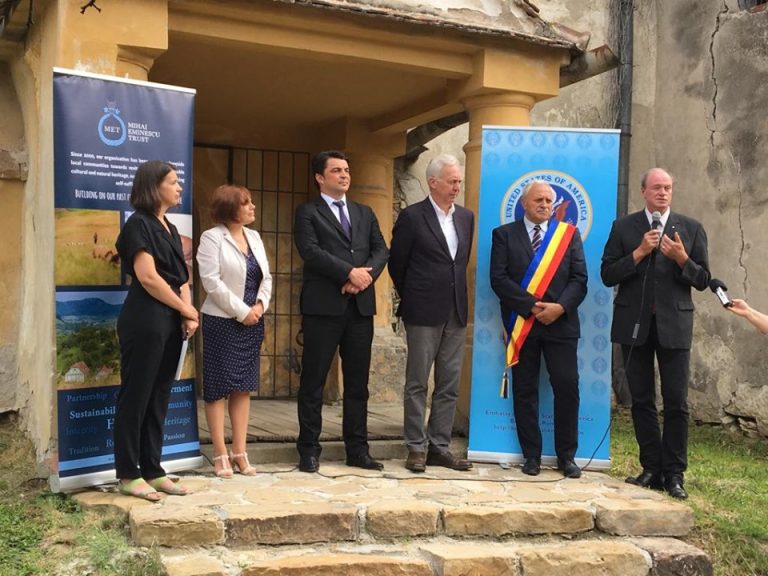 FOTO – Ambasadorul SUA, Hans Klemm, a fost la Alma Vii. Finanțare de 500.000 de dolari pentru restaurarea bisericii fortificate din localitate