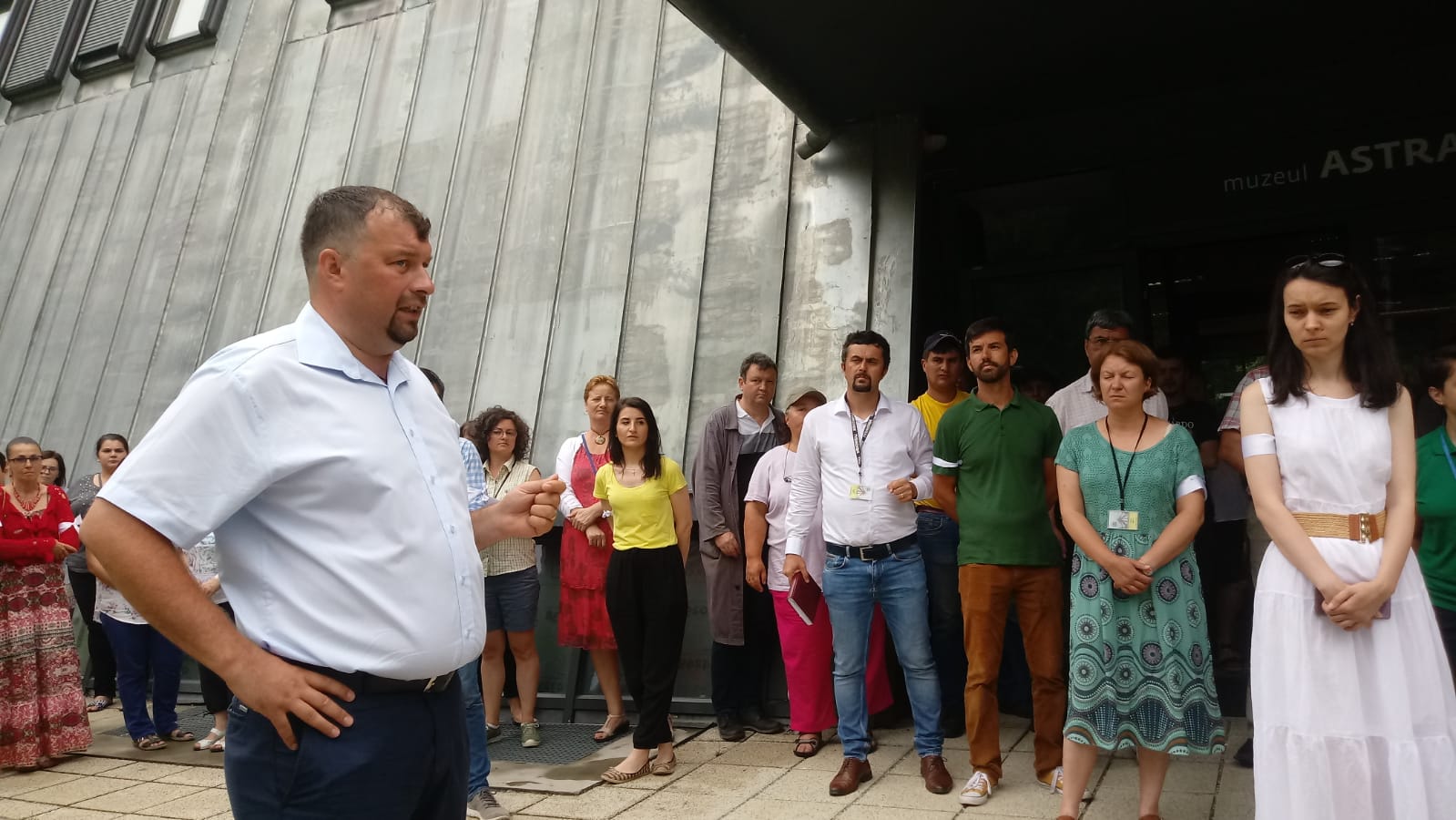 Aproximativ 200 de angajați ai Muzeului Astra, într-un protest spontan