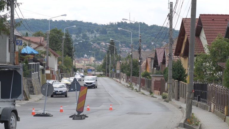 Continuă asfaltările străzilor din Mediaș