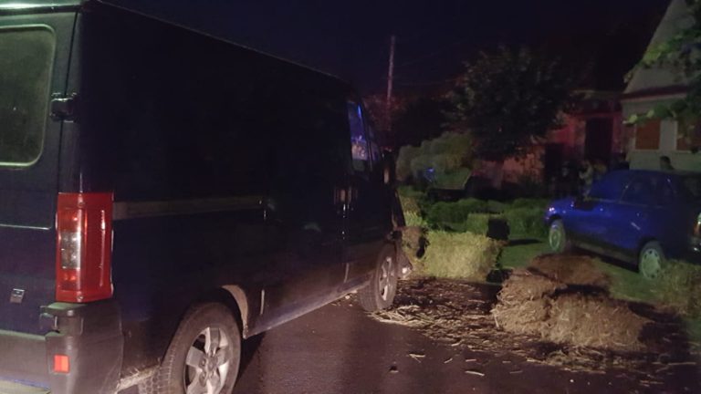 FOTO – Căruță nesemnalizată, lovită de un șofer care a a depășit neregulamentar