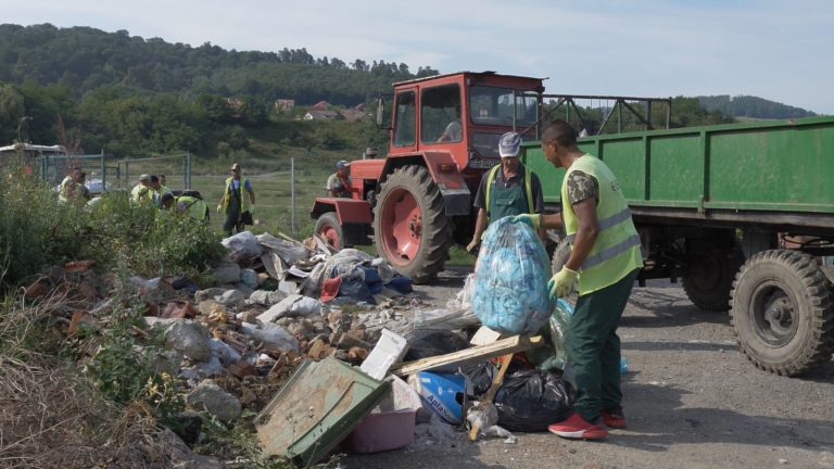 FOTO – Zonă din Mediaș transformată în groapă de gunoi. EcoSal a adunat deșeurile