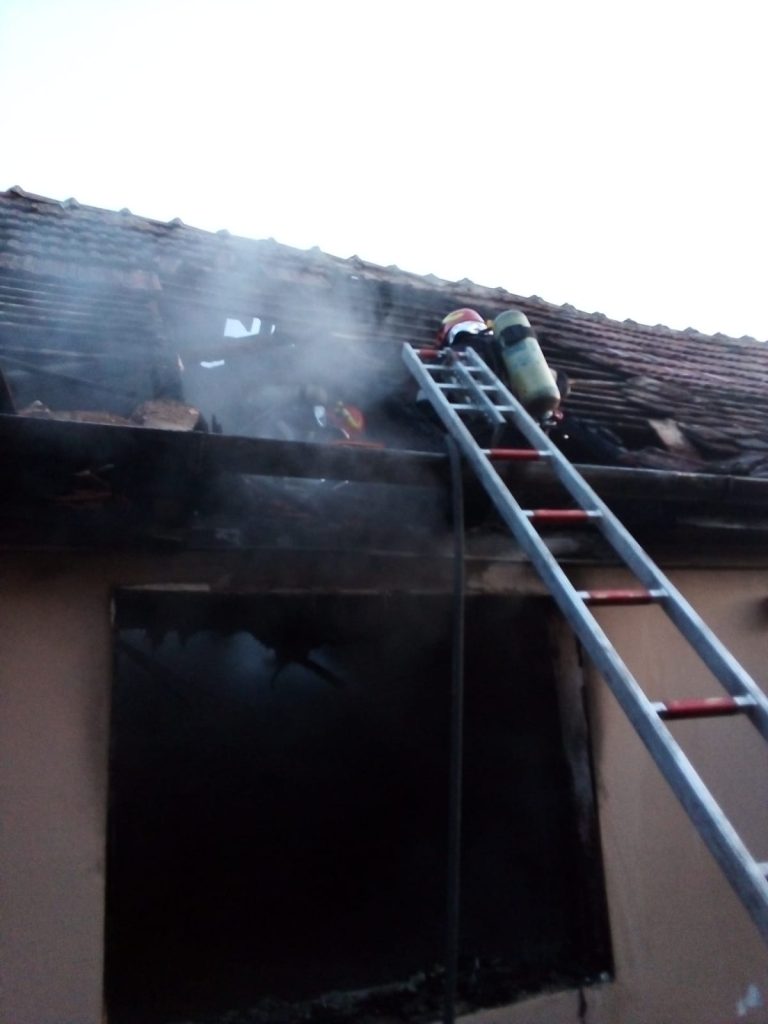 FOTO – Casă distrusă de un incendiu, în Agnita