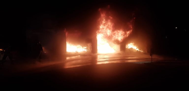 FOTO – Magazie de deșeuri din Șelimbăr, cuprinsă de flăcări