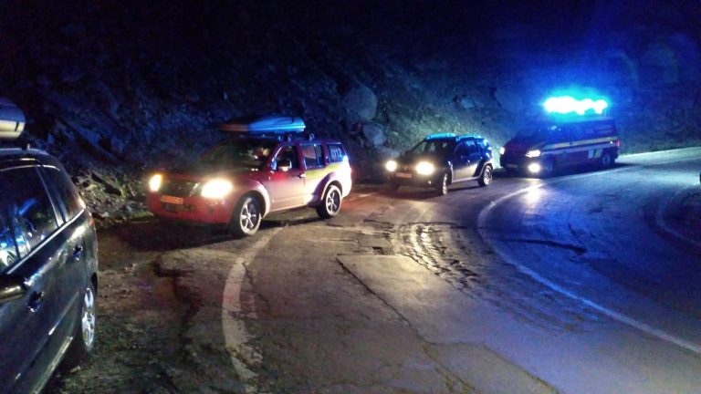 VIDEO Toți cei cinci tineri căzuți în prăpastie pe Transfăgărășan sunt în spital. Unul a fost dus la Timișoara, în stare gravă