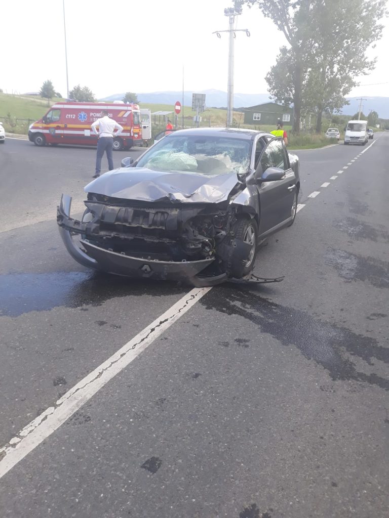 FOTO – Patru copii și doi adulți, implicați într-un eveniment rutier