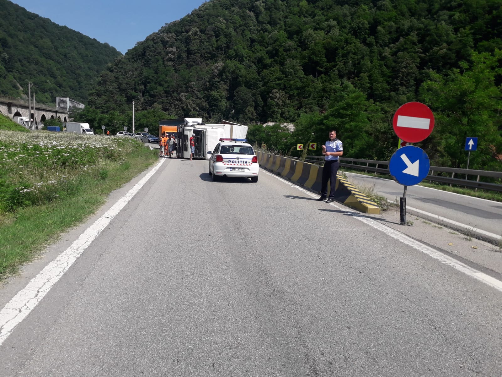 Trafic îngreunat pe DN 7 după ce un TIR cu sare s-a răsturnat