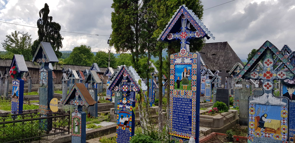 Călător prin România cu Alexandra Cristian. Cimitirul vesel din Săpânța