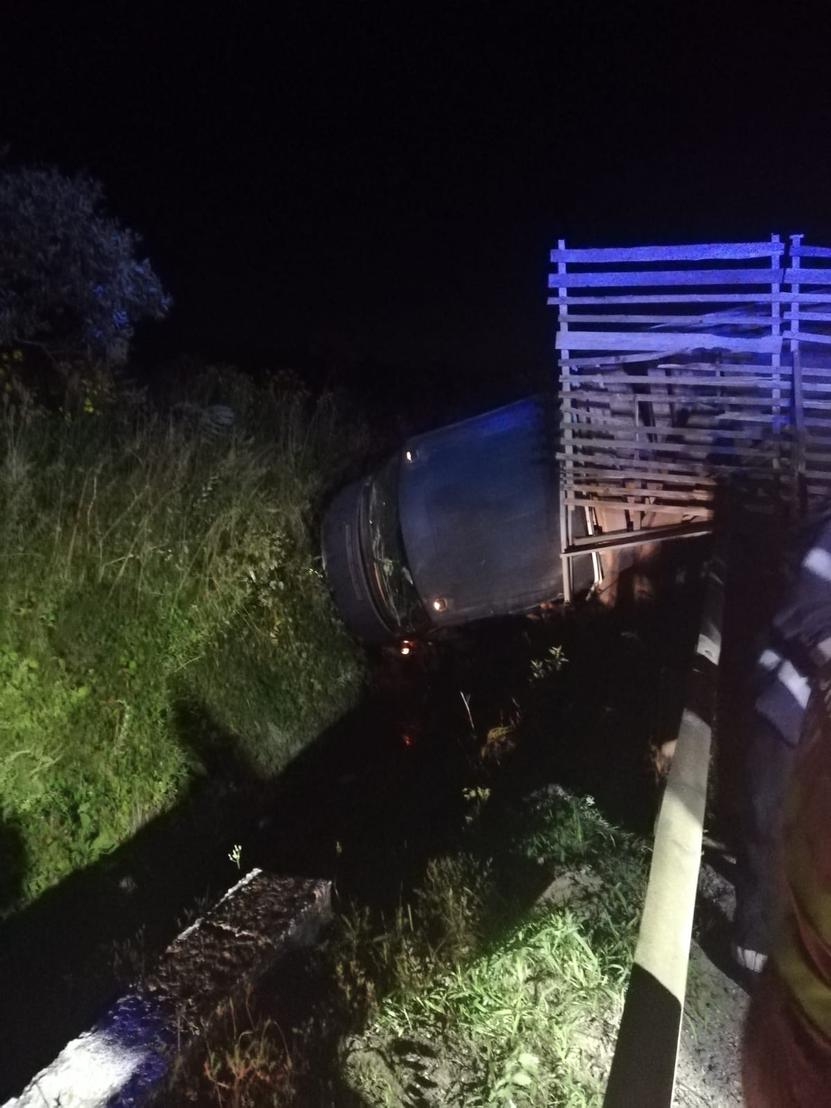 Accident pe DN1, la Bradu. Patru adulți și un copil, la spital