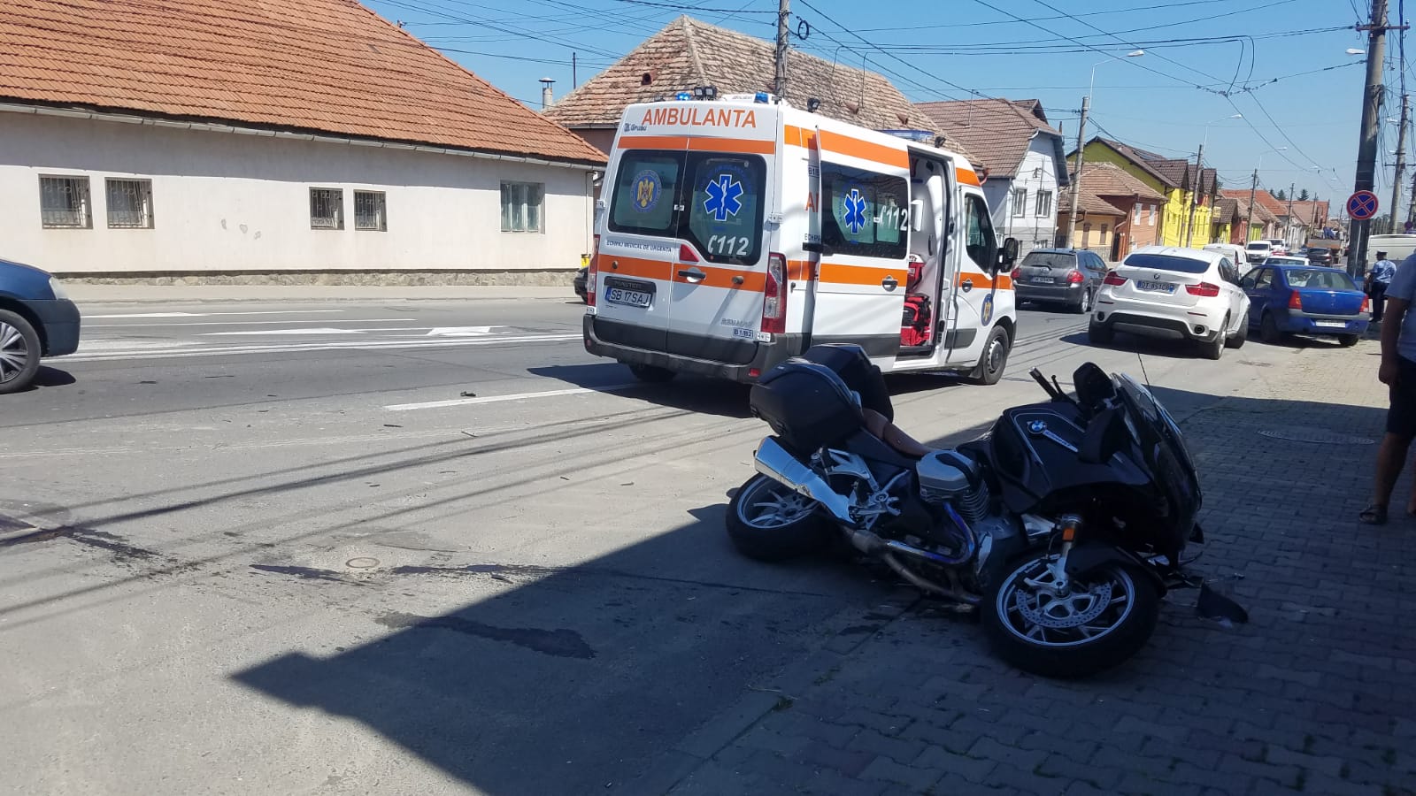 Doi italieni au ajuns la spital, după ce motocicleta pe care erau a fost lovită de o mașină