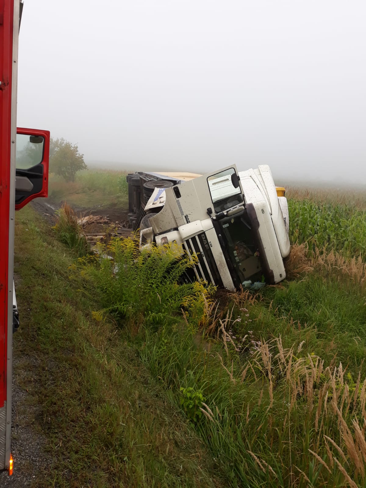 TIR răsturnat pe DN14, după ce șoferul ar fi adormit la volan