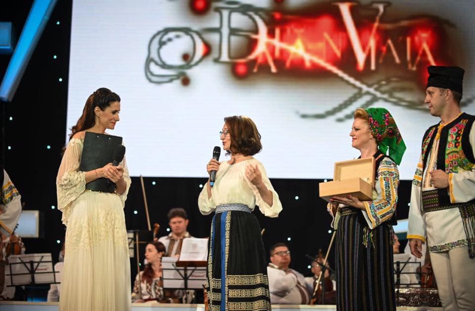 Iuliana Tudor a primit cheia județului Sibiu, la „Cântecele Munților”