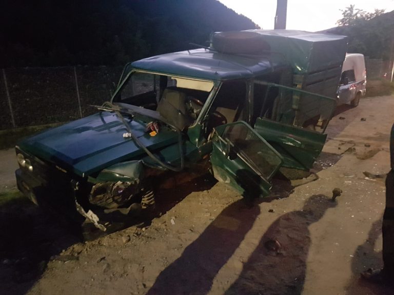 FOTO – Trei persoane rănite din cauza vitezei, la intrarea în Gura Râului