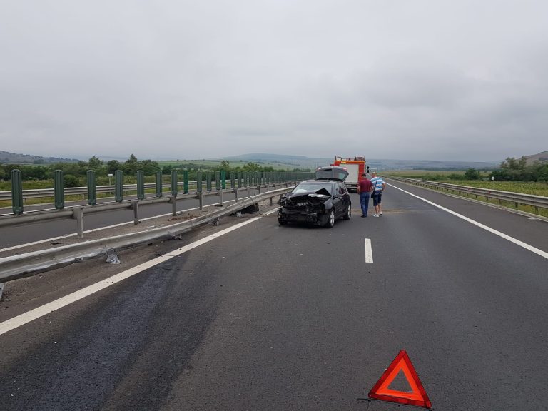 FOTO – Trafic îngreunat pe A1 după impactul dintre un TIR și un autoturism