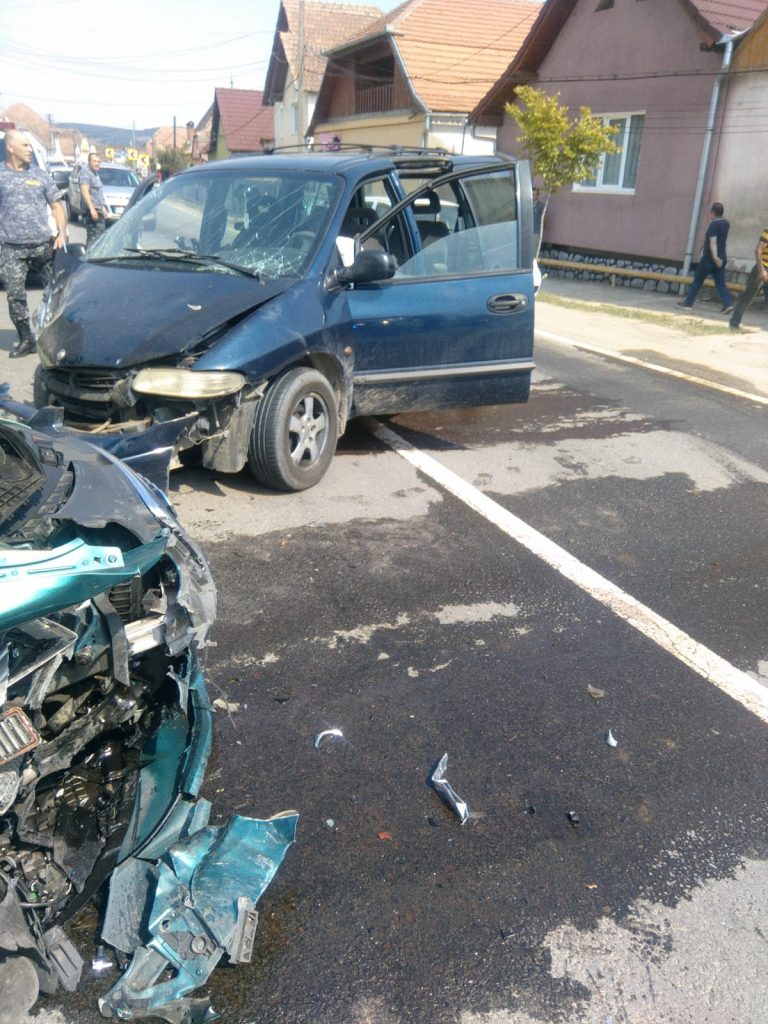 FOTO – Șase persoane implicate într-un accident rutier în Slimnic