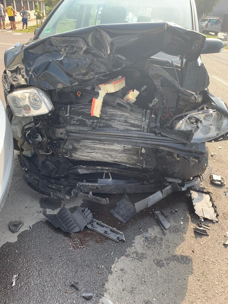 FOTO – Șofer rănit într-un accident rutier provocat de o tânără de 24 de ani