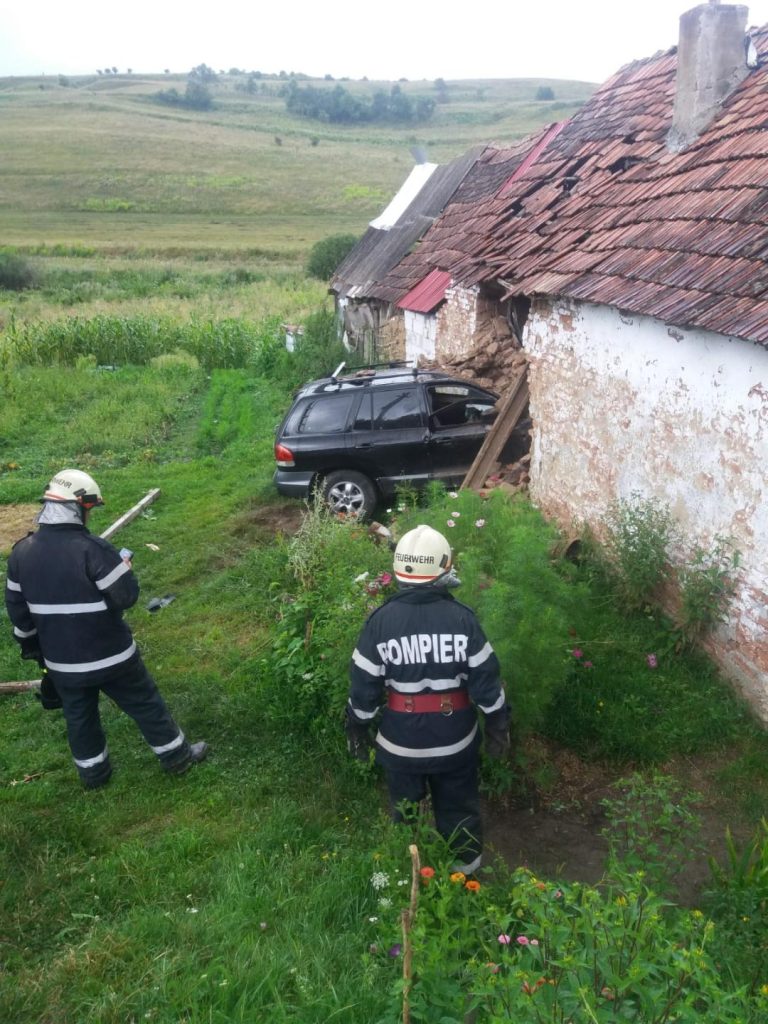 FOTO – Trei persoane rănite după ce un autoturism a intrat în zidul unei case