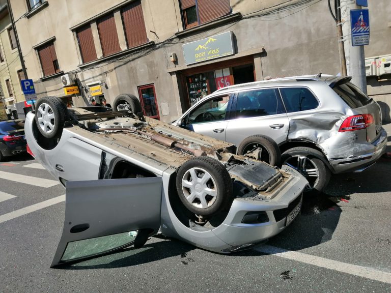 VIDEO/FOTO O mașină s-a răsturnat pe Calea Dumbrăvii, în urma unui accident produs în giratoriu