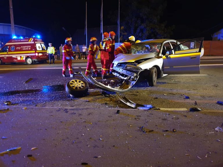 FOTO – Accident grav în Sibiu. O femeie s-a izbit cu autoturismul de un stâlp