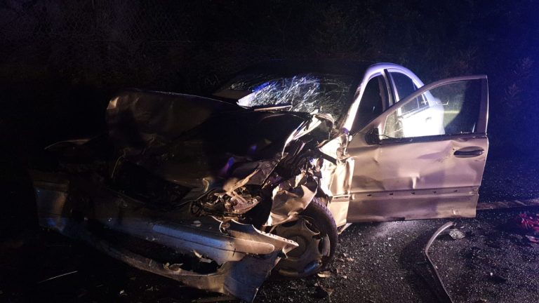 FOTO – Un mort și cinci răniți după un impact violent între două autoturisme, pe Valea Oltului