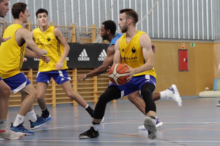 FOTO – Baschetbalistul CSM Mediaș, Andrei Iliescu, în pregătiri cu antrenorul echipei Real Madrid