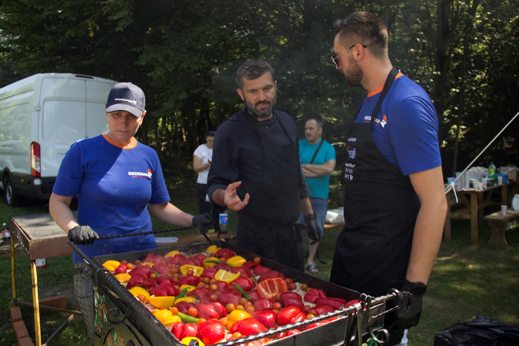350 de kilograme de tocană, gătite duminică în Muzeul din Dumbrava Sibiului