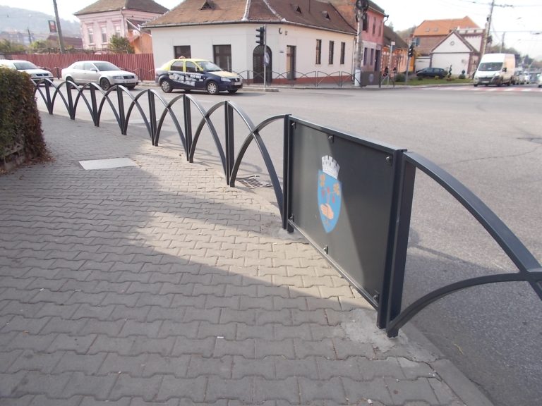 Se montează panouri de protecție la trotuare, în Mediaș