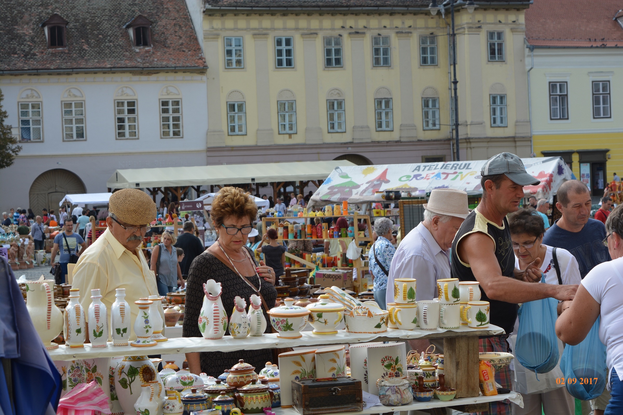 Aproximativ 100 de olari din România se întâlnesc în Piața Mare, în weekend