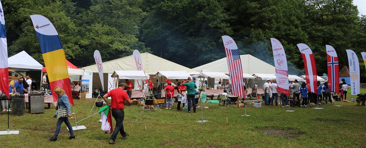 Angajații unor companii din Sibiu se întrec la gătit, în Muzeul din Aer Liber