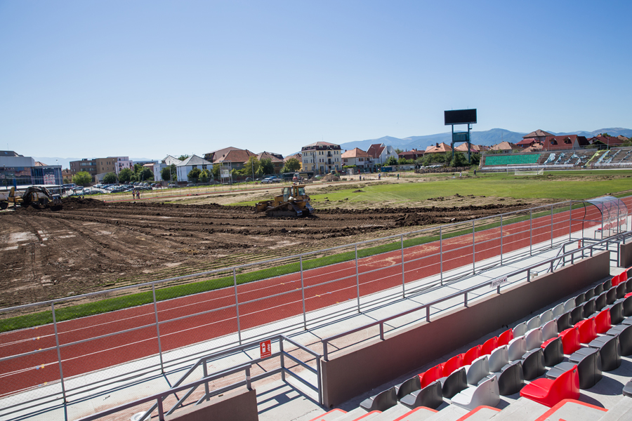 FOTO Au început lucrările de înlocuire a gazonului de pe Stadionul Municipal Sibiu