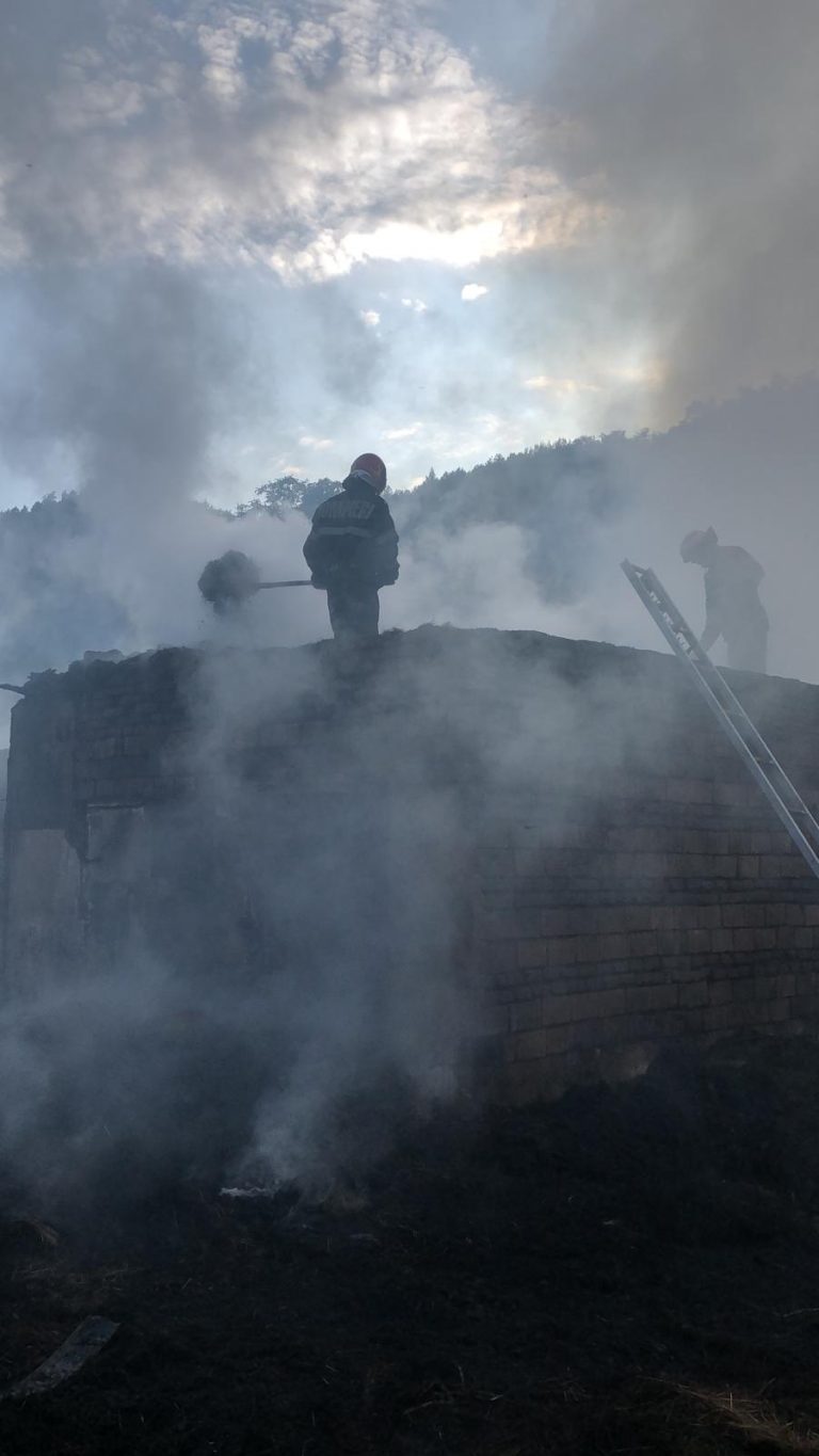 FOTO – Incendiu de proporții: Două case și două anexe gospodărești, cuprinse de flăcări