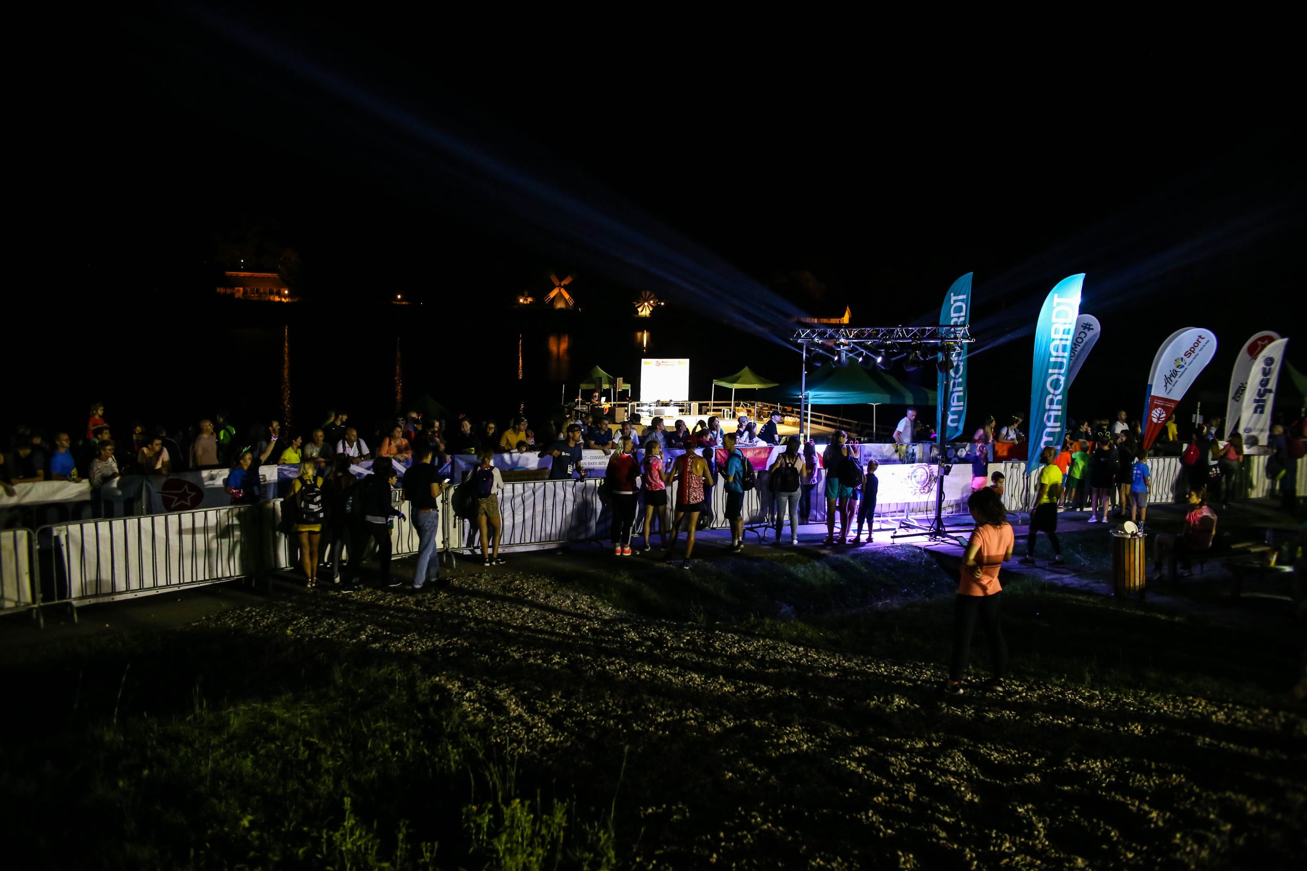 Night Cross Challenge a adus la start sute de alergători