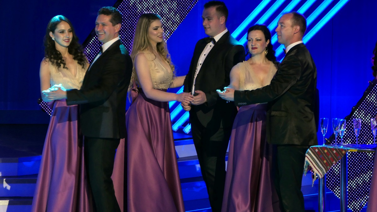 Junii Sibiului, în spectacolul de închidere a Festivalului „Cerbul de Aur” din Braşov