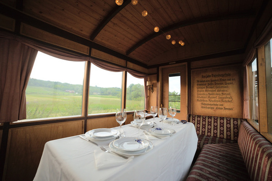 Gurmanzii, invitați la o cină ca în secolul al XIX-lea. În Mocănița de pe Valea Hârtibaciului